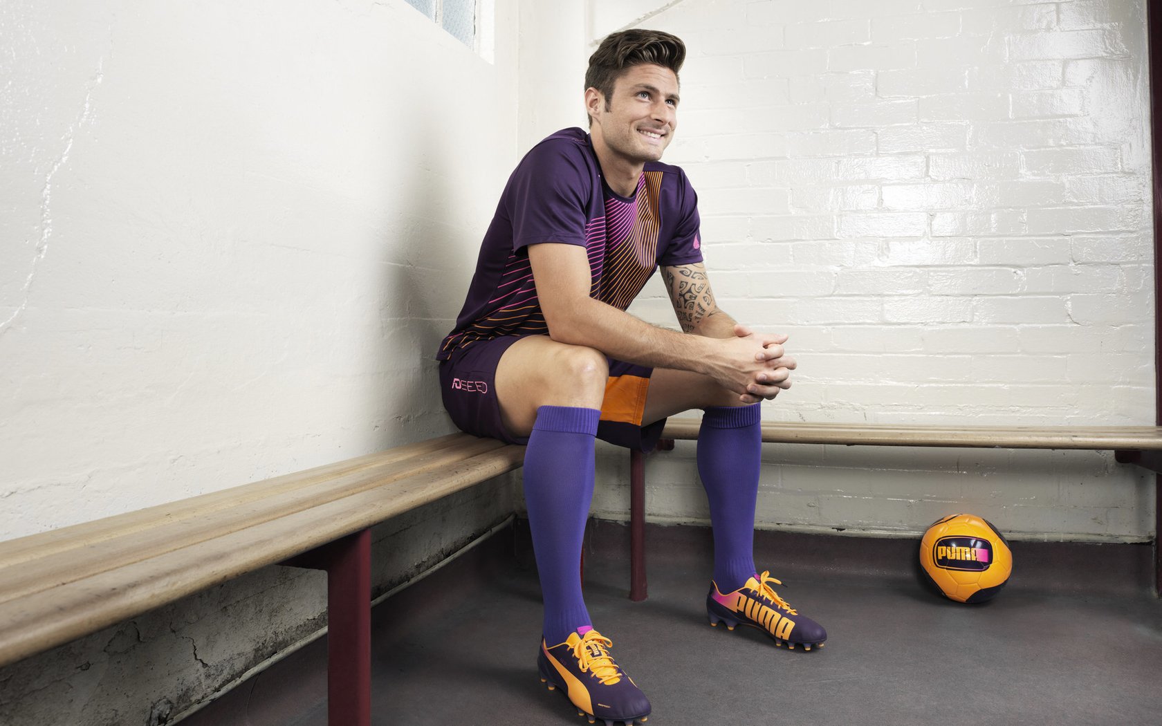 利物浦进攻节奏明快，红军力图夺冠，足球红军利物浦